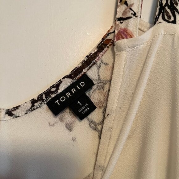 Torrid Size 1 White Floral V-Neck Cold Cutout Cold Shoulder Top - Picture 8 of 9